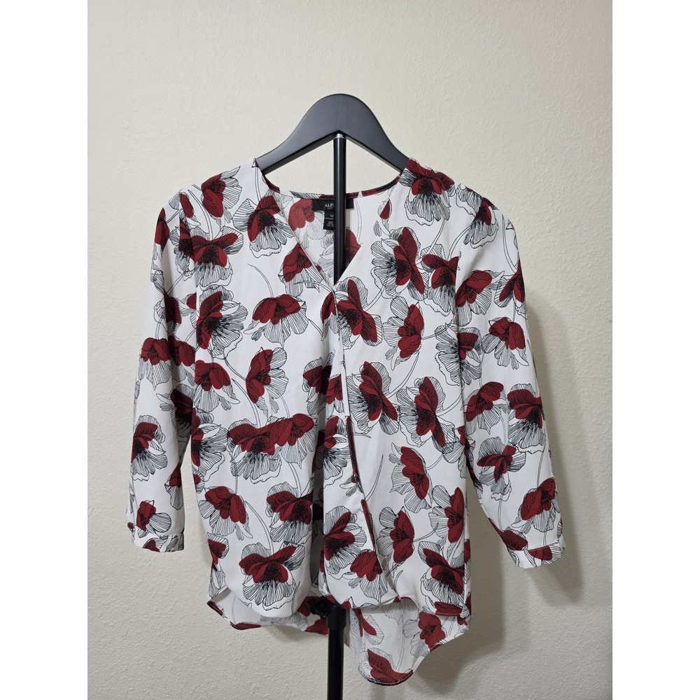 Alfani Petite Floral V-Neck Wrap Blouse Red White Black 6P 3/4 Sleeve Top